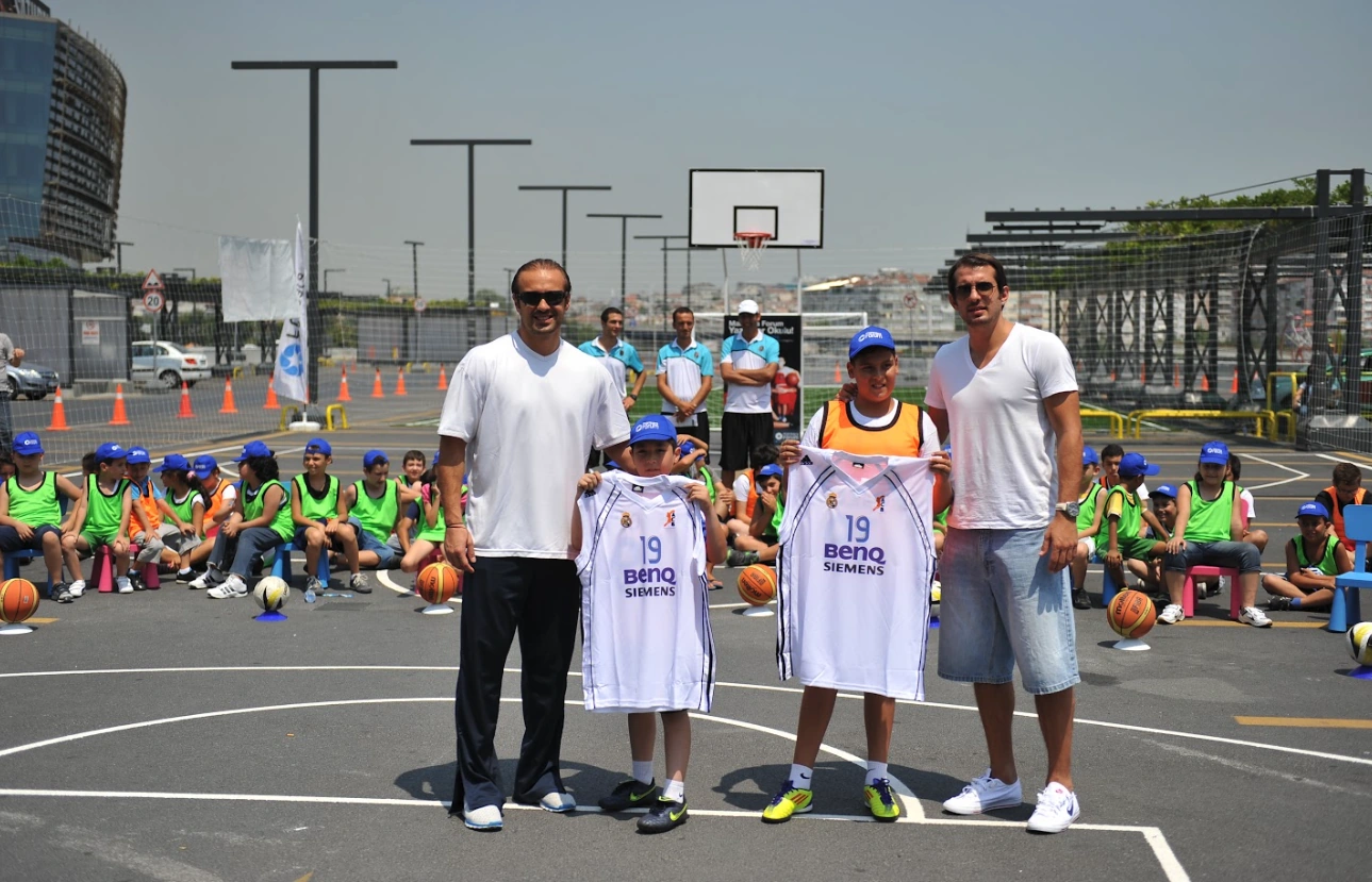Basketbol etkinliğinde formalarıyla hatıra fotoğrafı çektiren katılımcılar