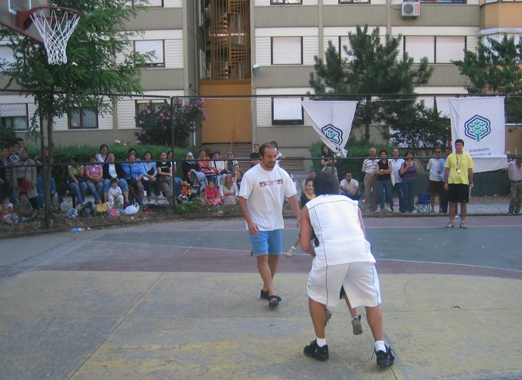 Açık hava basketbol sahasında antrenman anı