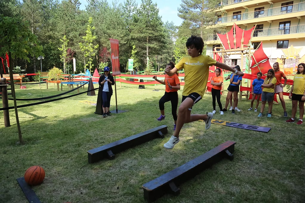 Açık havadaki engel parkurunda hareket eden bir çocuk