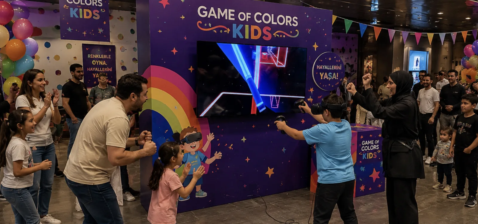 Renkli Game of Colors Kids standında sanal gerçeklik oyunu oynayan çocuğu alkışlarla destekleyen ziyaretçiler