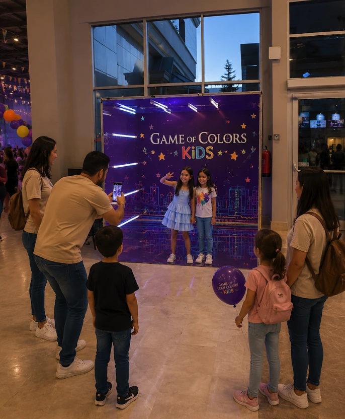 Game of Colors Kids ışıklı fotoğraf köşesinde birlikte poz veren çocuklar