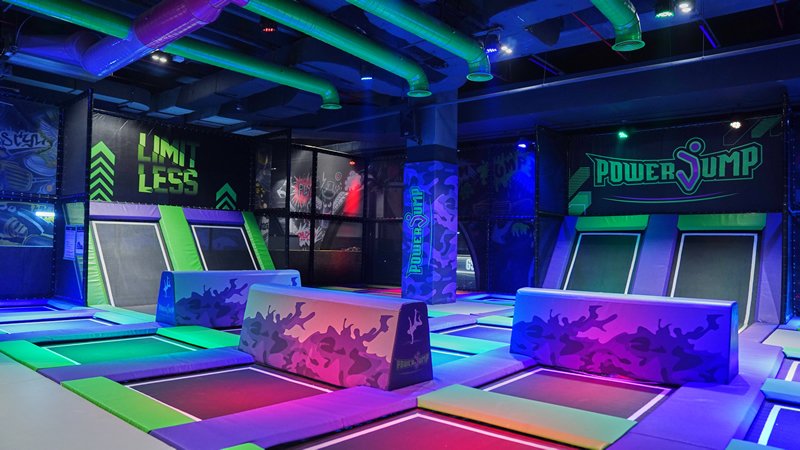 Playland trambolin parkındaki renkli zıplama yüzeyleri, eğimli trambolinler ve yumuşak engeller