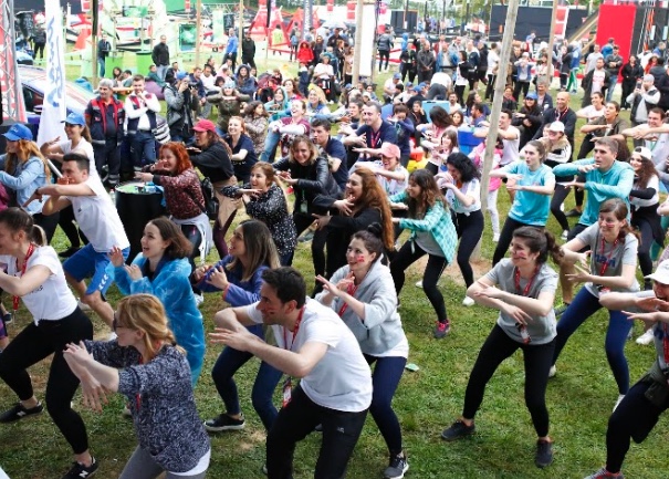 Çim alanda birlikte hareket eden festival katılımcıları