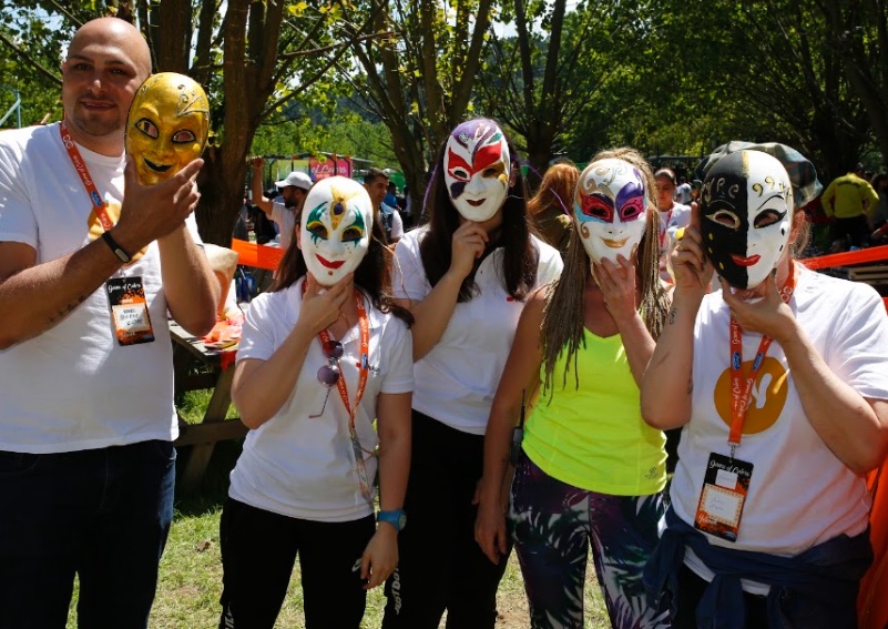 Boyadıkları renkli maskelerle hatıra fotoğrafı çektiren katılımcılar