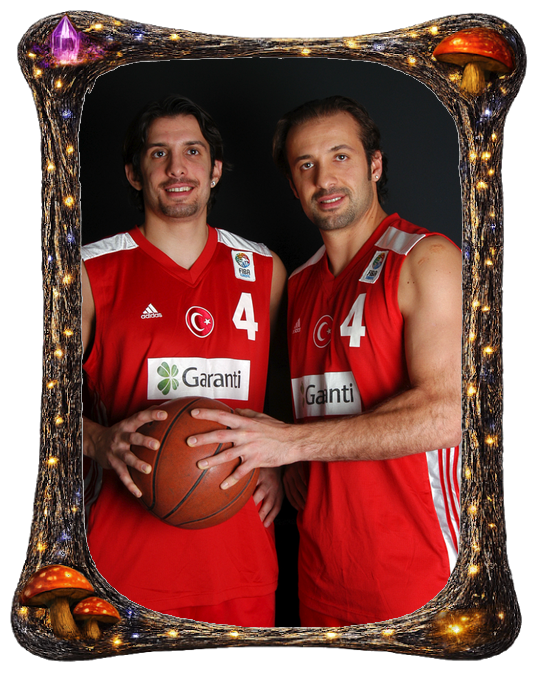 Millî basketbol formalarıyla Kemal ve Kerem Tunçeri, basketbol topuyla birlikte
