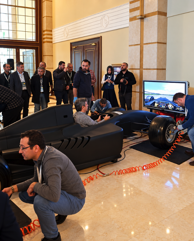 Formula otomobili biçimindeki yarış simülatörünü deneyen etkinlik katılımcısı