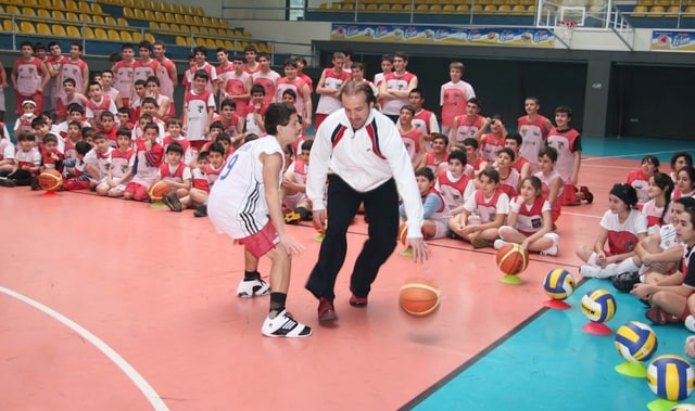 Basketbol sahasında top sürme ve savunma çalışması — temsili arşiv görseli