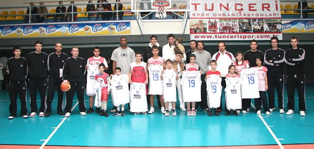 Basketbol sahasında formalarını tutan çocuklar ve sporcular — temsili arşiv görseli