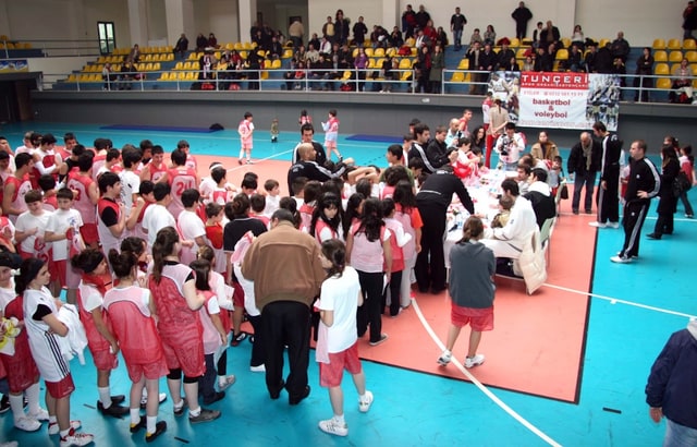 Spor salonunda çocuklar, sporcular ve ailelerin buluşması — temsili arşiv görseli